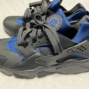 Nike AirHuarache Men SZ9.5

Color: Gym Blue/Dark Obsidian
Style Code: 318429-418